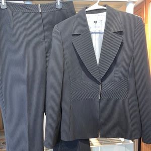 TAHARI  Pant Suit Size 12 Pinstripes